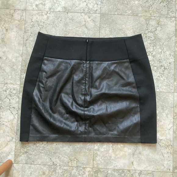 Banana Republic Faux Leather Panel Mini Skirt 10 - Picture 2 of 5